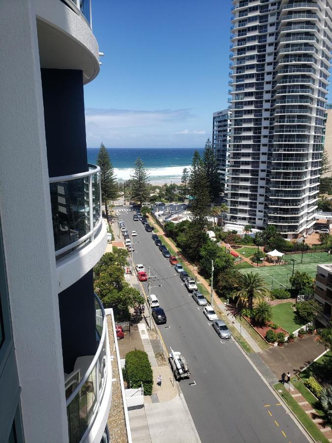 Surfers Ocean View. Large Fridge, Washing Machine, Wifi * Gold Coast